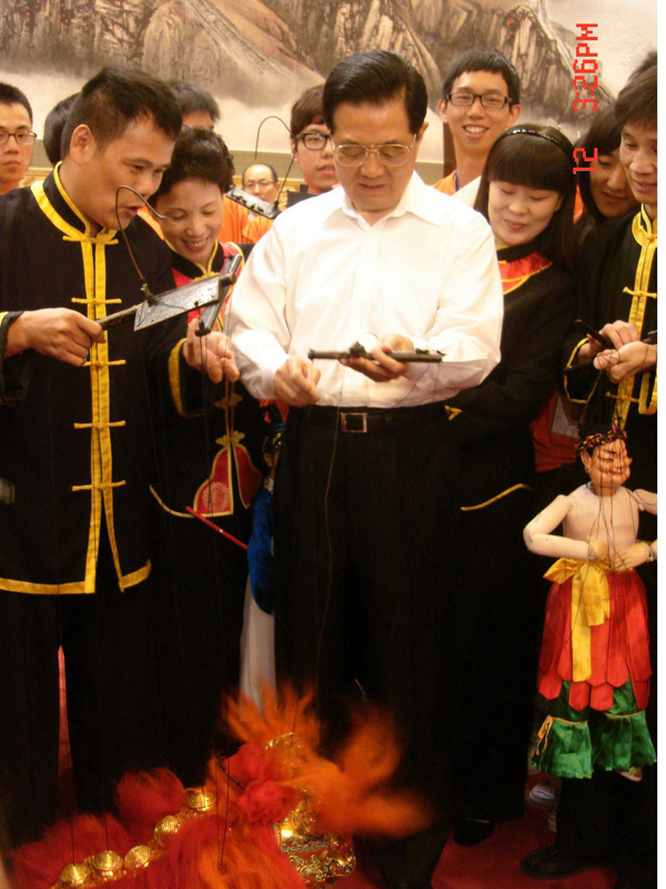 General Secretary Hu danced the Golden Lion 